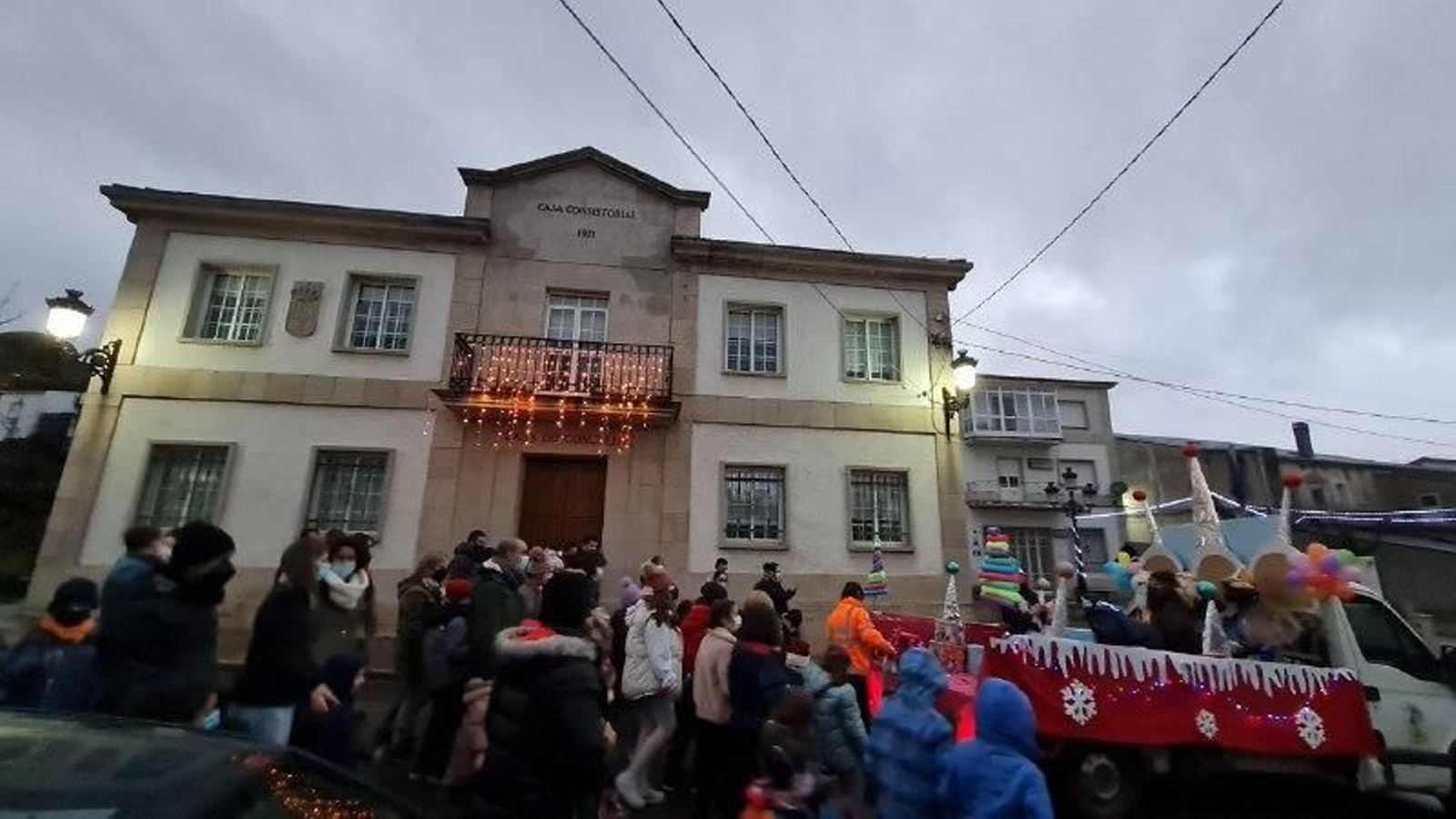 MANZANEDA. Los Reyes Magos  salían a las 18,00h del patio del colegio recorriendo el pueblo hasta su llegada al centro de día. Pararon en la Praza do Concello para hacer la ofrenda de oro, incienso y mirra al niño Jesús. Al llegar al centro de día recibían a los niños terminando con una chocolatada. // R. Martínez