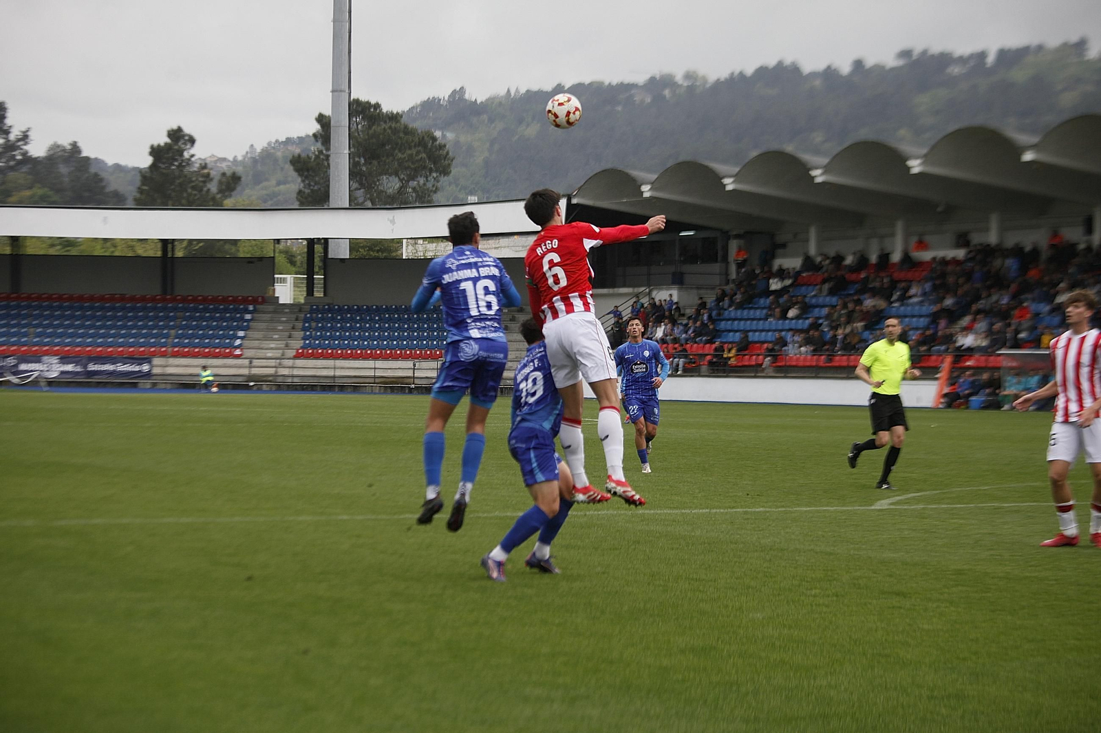 Galería | El Ourense CF sumó su primera derrota en el fortín de O Couto