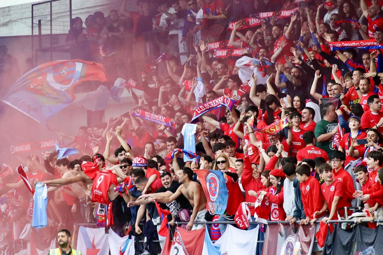La grada de O Couto se llenó de humo, bufandas al viento y cánticos para celebrar el gol de Justino.