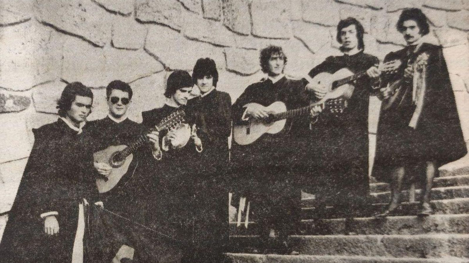 Siete de los nueve componentes de la tuna ourensana.