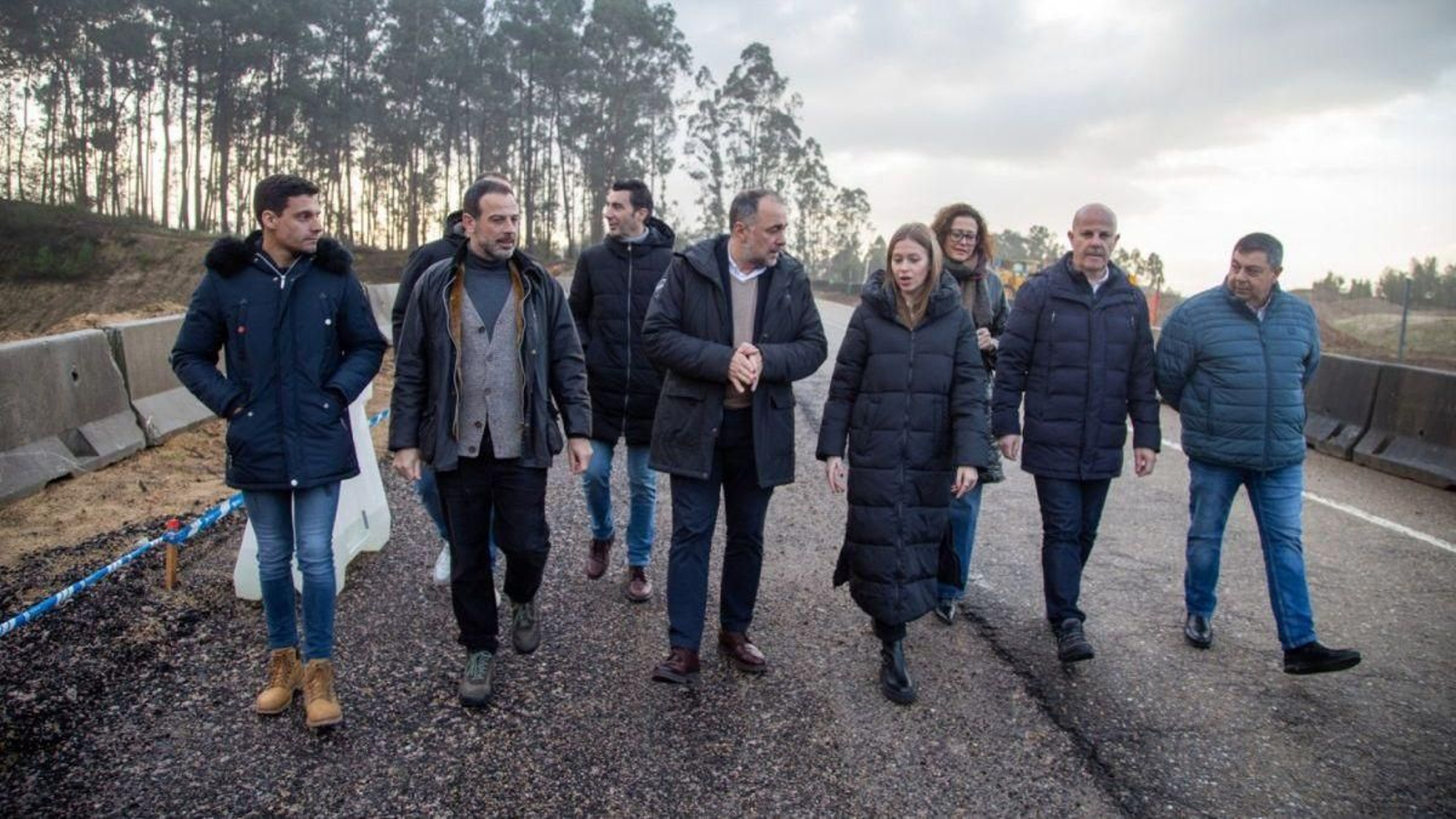 Losa parlamentarios durante su visita a la zona.