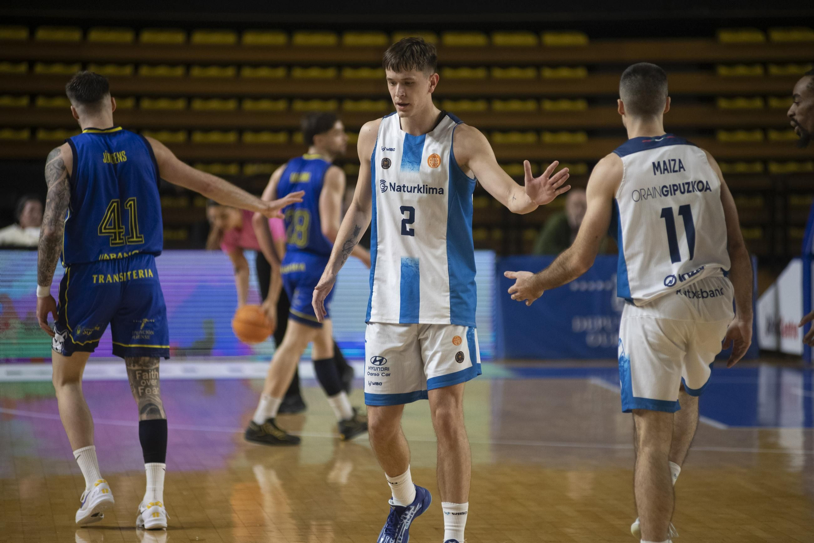 Galería | El Pazo se llena de Navidad en la primera derrota del COB como local