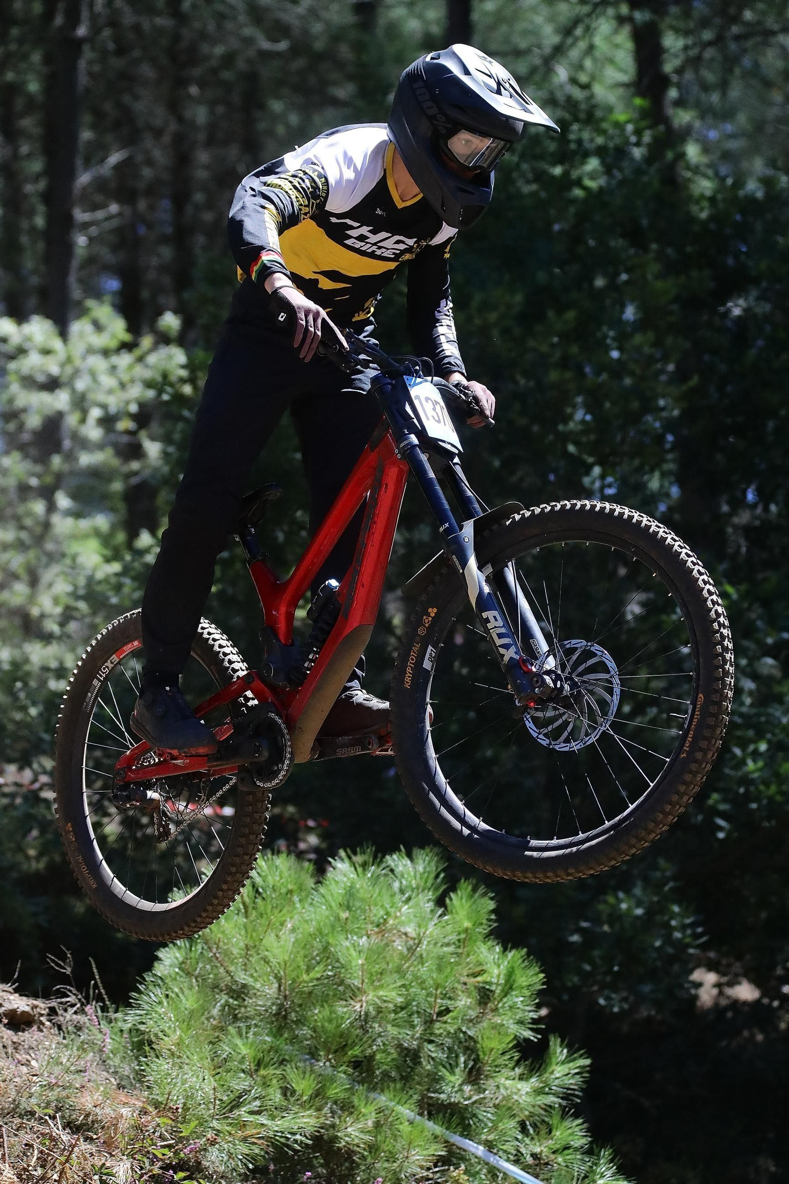 El Autonómico de descenso de mountain bike, un éxito en Xunqueira