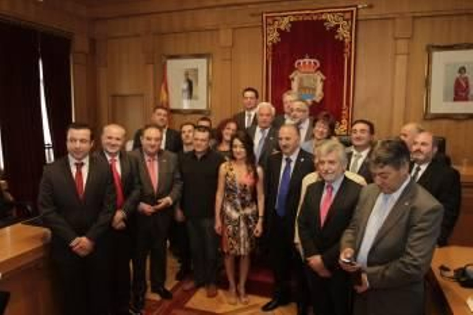 Foto de familia de los diputados, aunque en ella faltan cuatro. (Foto: M.A.)