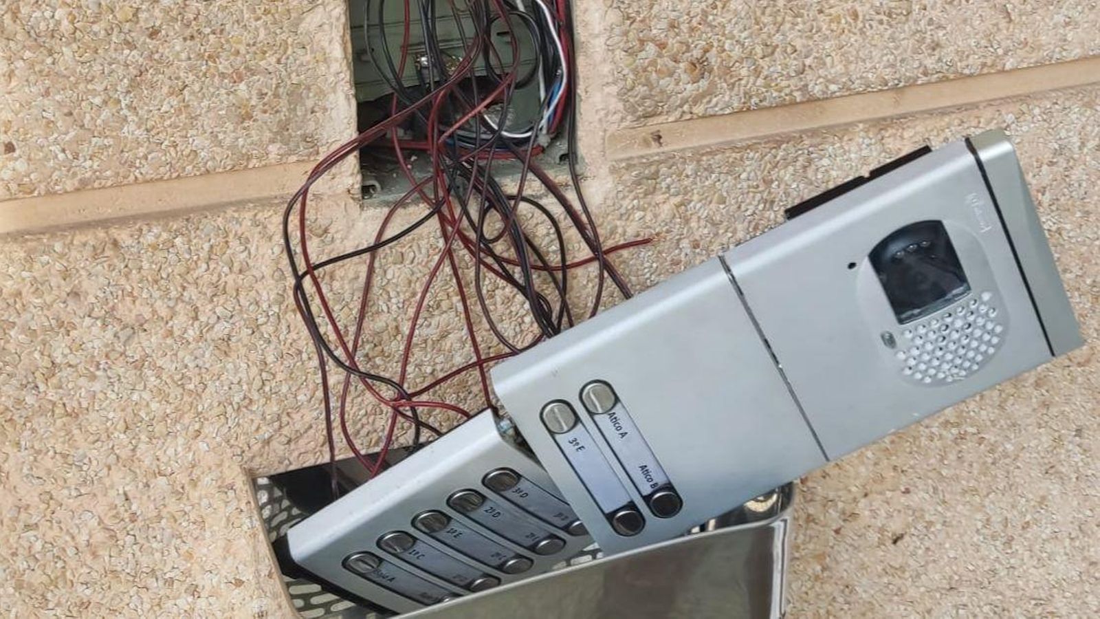 El timbre del edificio hecho trizas