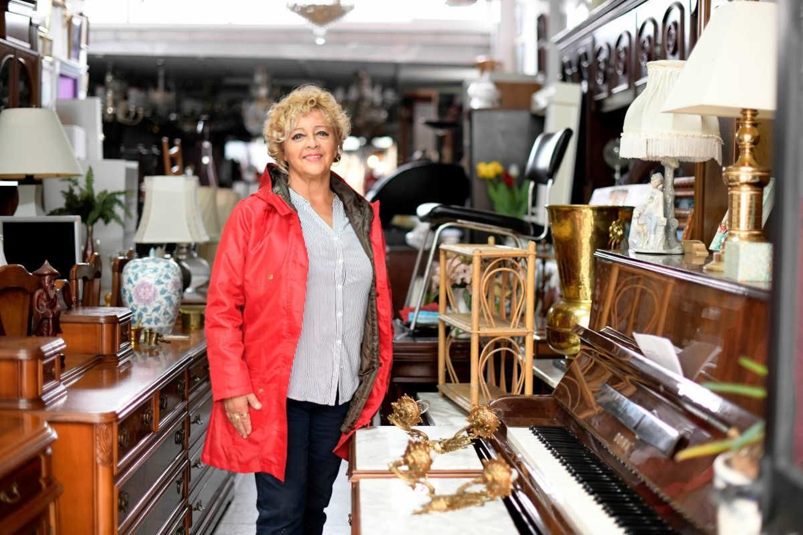 Julia Fernández liquida en "De segunda mano" tras 30 años de negocio. (Foto: Xesús Fariñas)