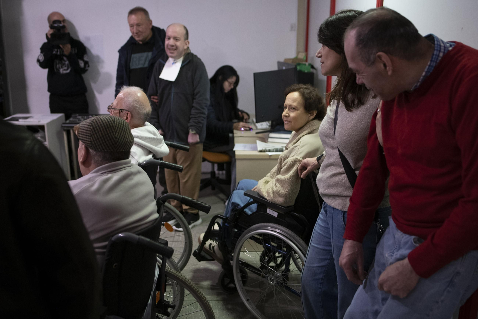 Galería | Usuarios de la Residencia de Santa Cruz conocen por dentro el trabajo de La Región y Telemiño