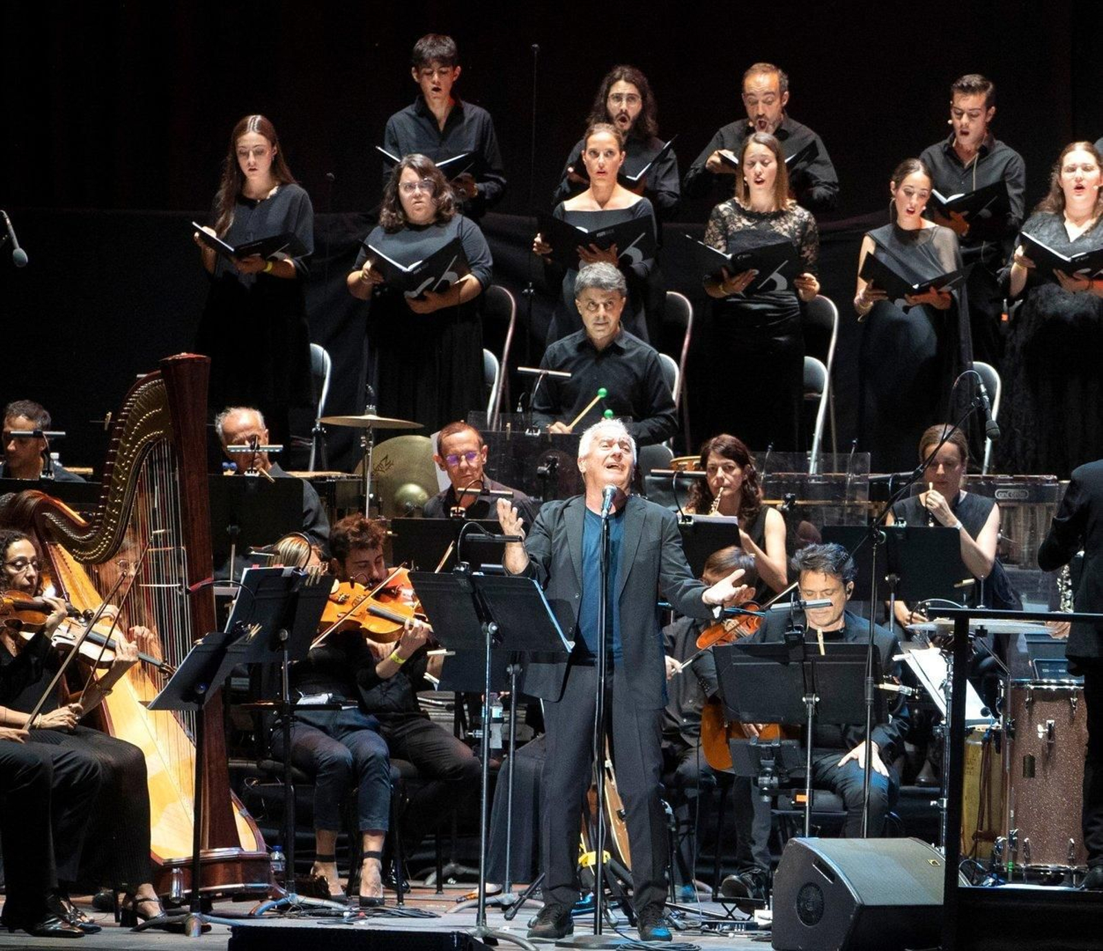 Víctor Manuel acompañado de la Real Filharmonía de Galicia.