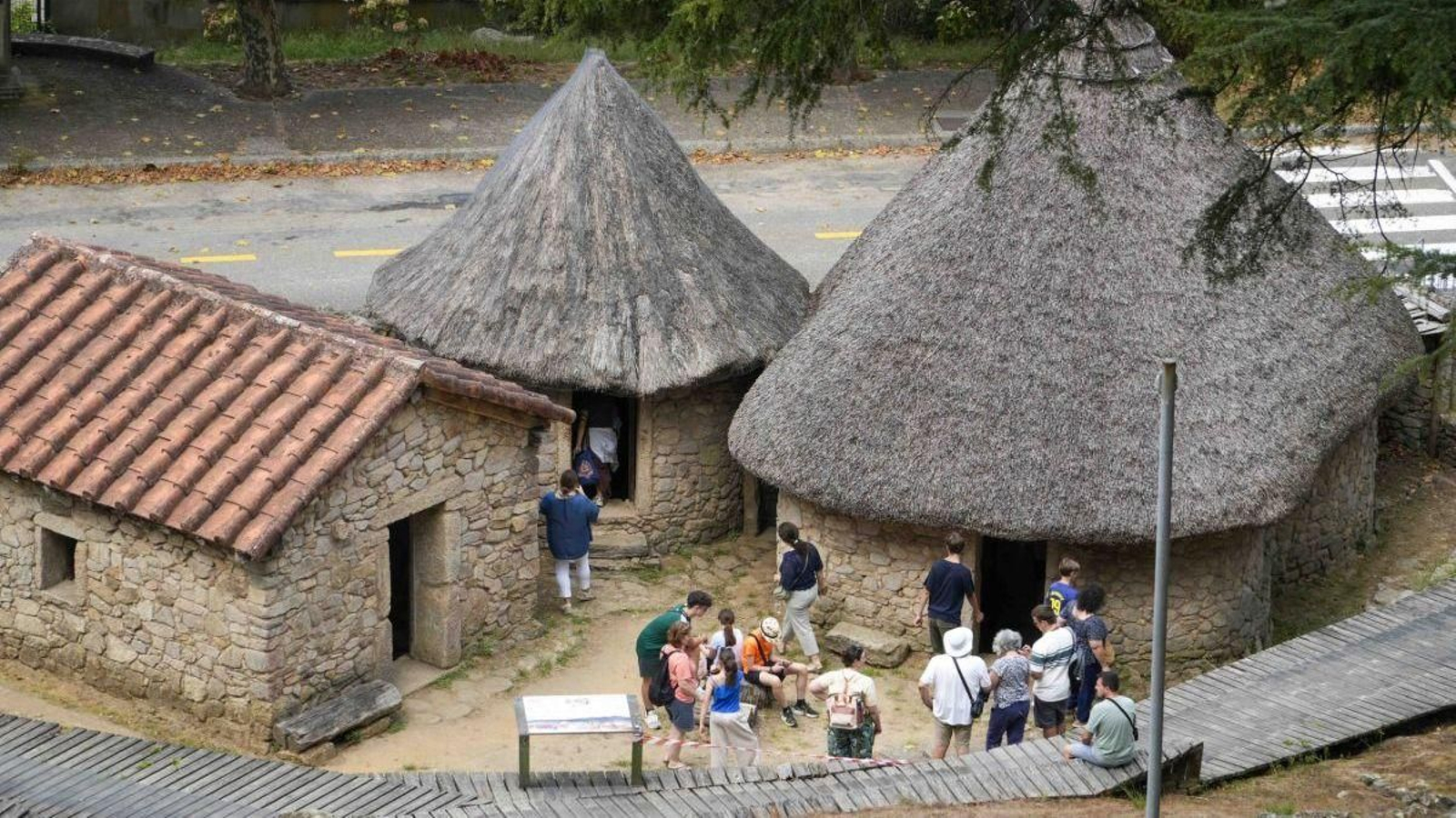Visitantes ayer al poblado castreño, uno de los “museos” del parque municipal.