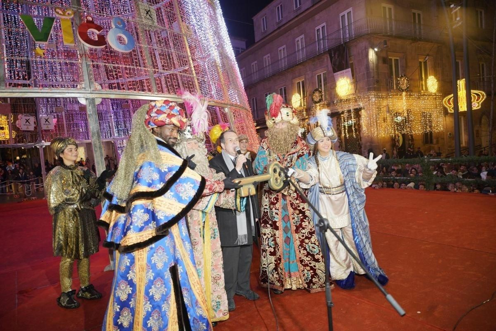 Los tres Reyes Magos, la Cartera Real y el alcalde, en la entrega de la llave de la ciudad.