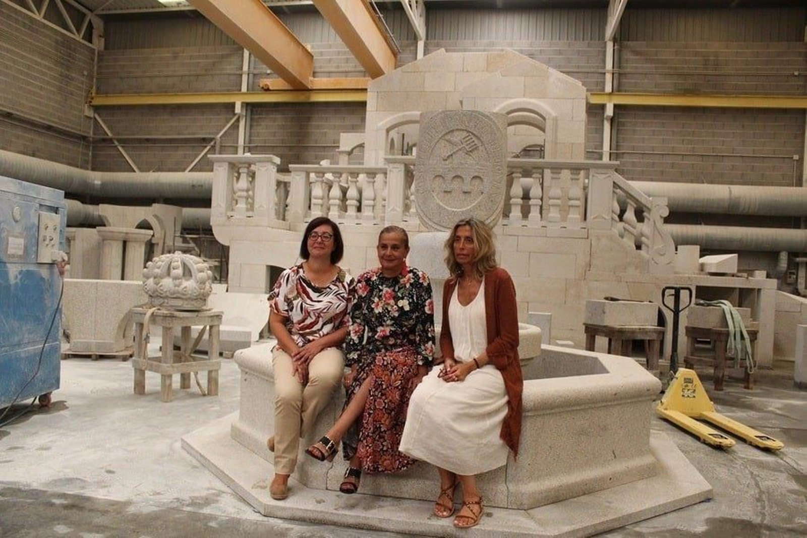 La presidenta de la Diputación de Pontevedra, Carmela Silva, junto con la diputada de empleo, Montse Magallanes, visitaron la escuela Granary esta mañana