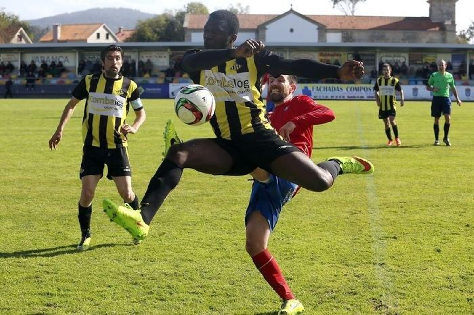 Un lance del partido entre el Ribadumia y el Barco jugado en A Senra.