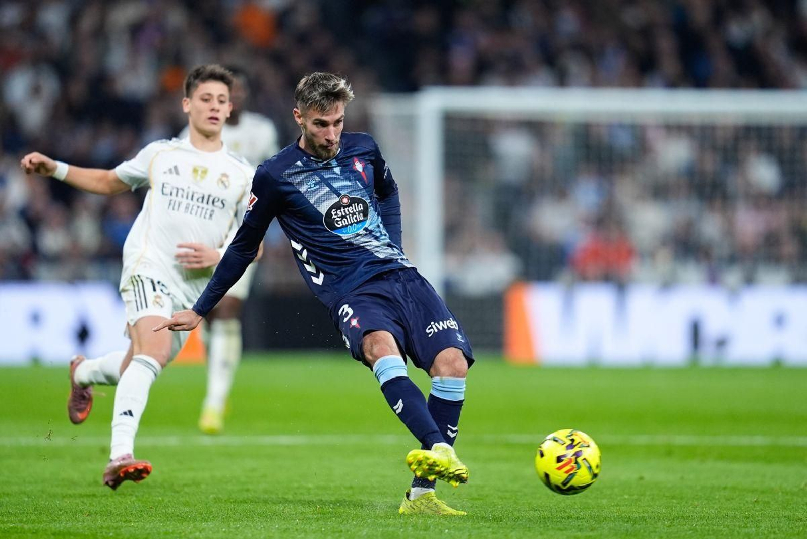 Mingueza realiza un pase en el partido de ayer ante el Real Madrid desde su posición de mediocentro,  la que ocupó en ataque.