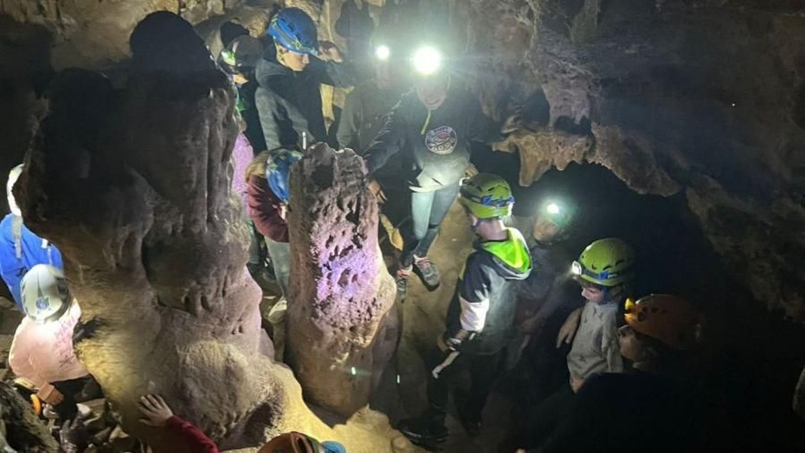 Los niños visitan la Pala de Xilberte.