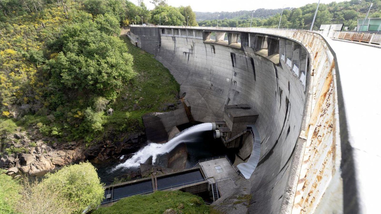 La presa, con la salida de agua hacia al río.