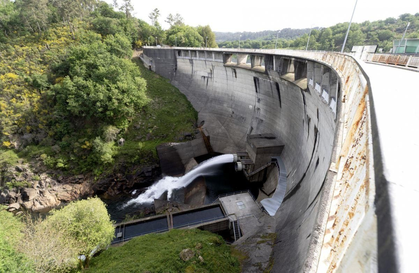 La presa, con la salida de agua hacia al río.
