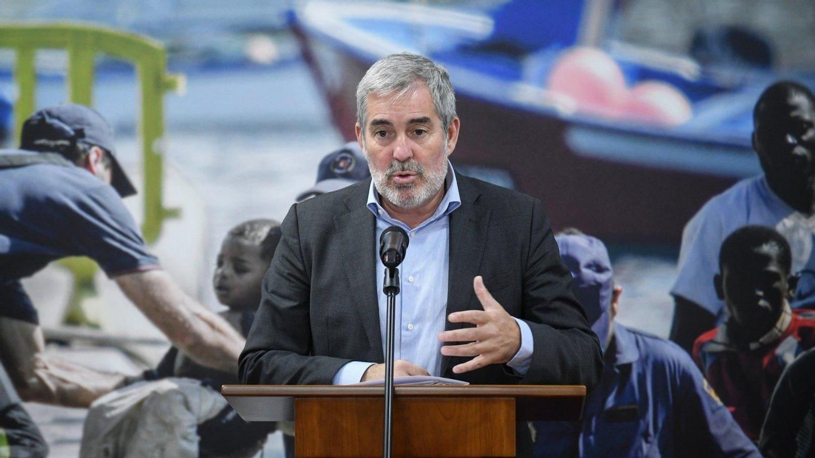 El presidente de Canarias, Fernando Clavijo, durante una comparecencia ante los medios de comunicación, en la Sede de la Delegación del Gobierno de Canarias. (Foto de archivo: EP)