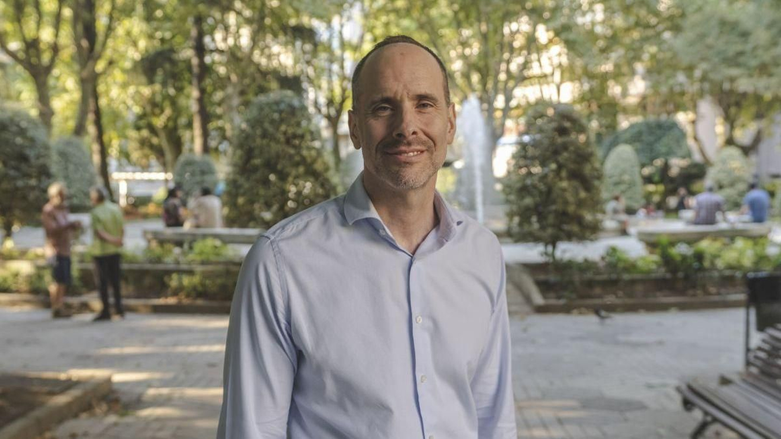 Camilo Álvarez, impulsor de Beíña Contra el Cáncer, en el parque de San Lázaro.