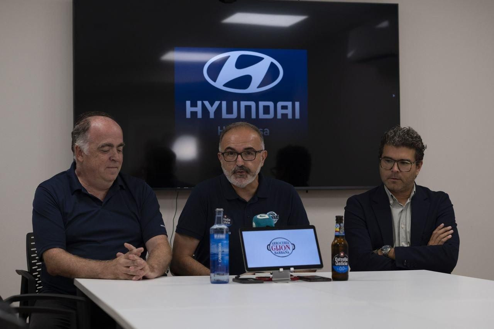 Presentación oficial de Moncho López, en el centro, como entrenador del COB (Foto: Martiño Pinal).