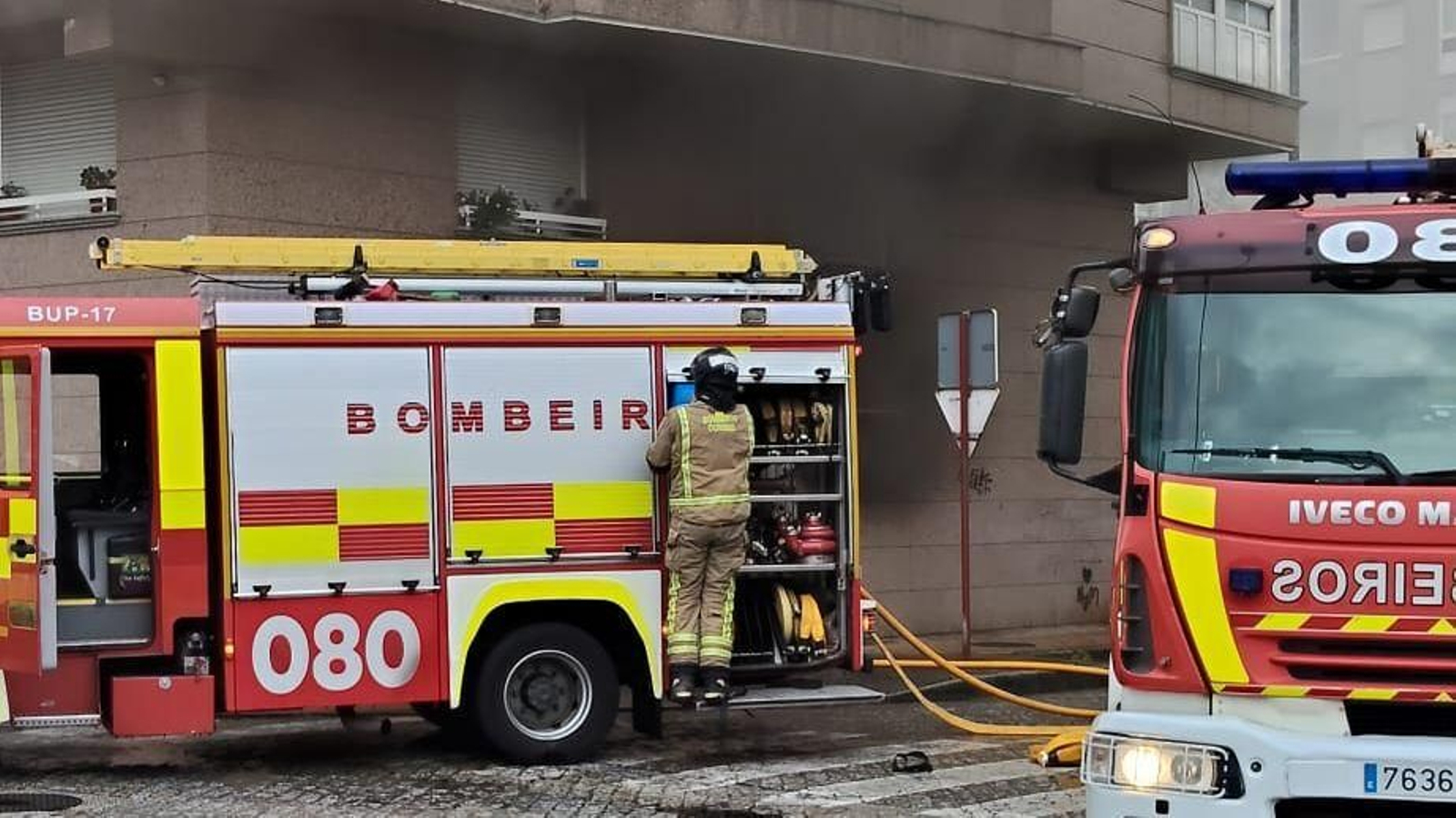 Los bomberos actúan en el garaje de O Couto