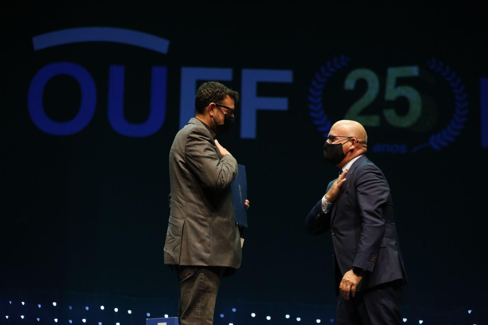 Manuel Baltar entrega el Premio Ourense a Dani de la Torre // FOTOS: XESÚS FARIÑAS
