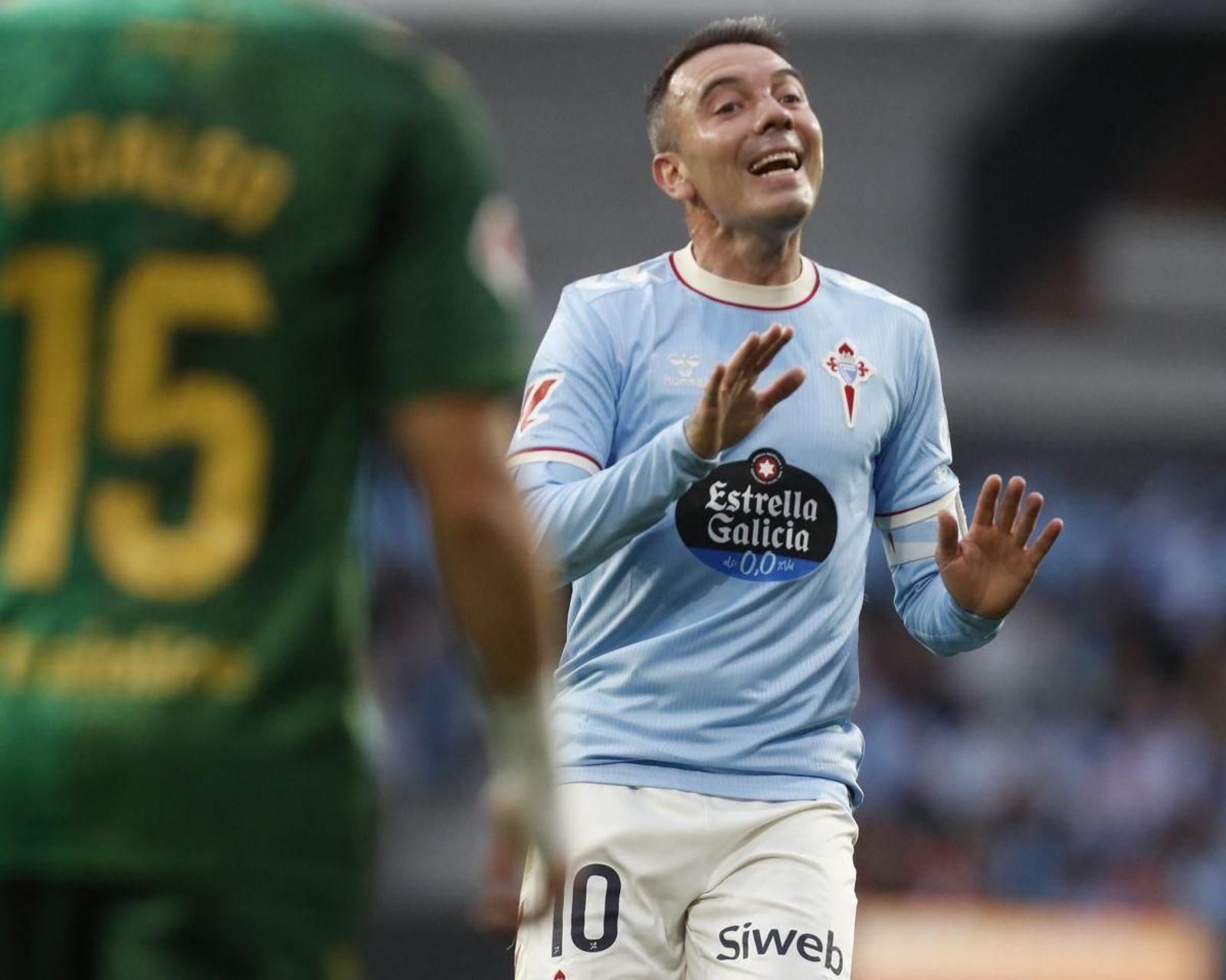 Iago Aspas discute una jugada con el colegiado del partido.