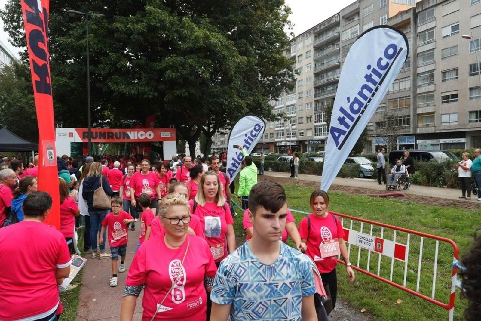 El color rosa abarrotó la Avenida de Castelao - JV Landín 131