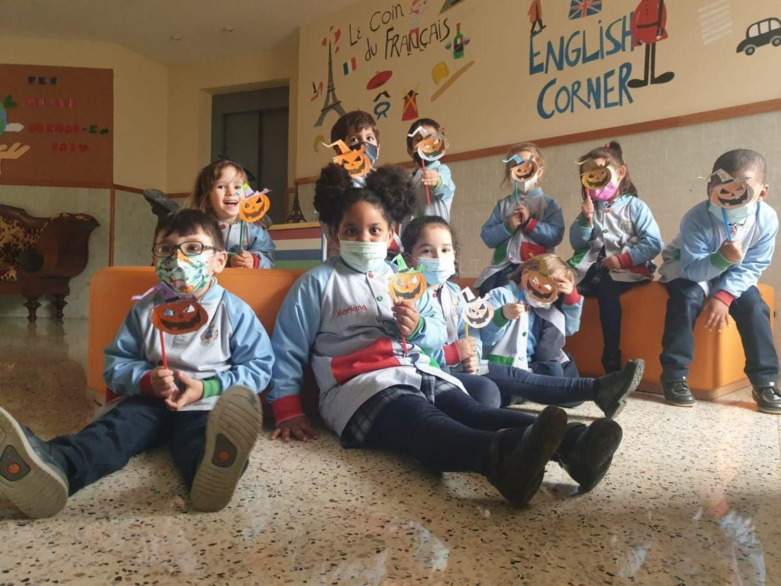 Santo Ángel. Orgullosos das súas creacións, no “English corner” do cole.