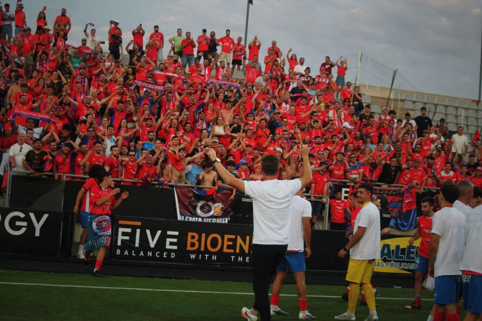 Jugadores, técnicos y afición celebran el ascenso en La Fuensanta.