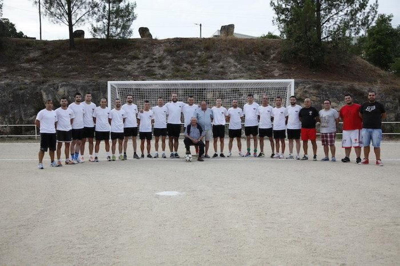 El actual CD Seixalbo con Roque, jugador del inicial Arenas de Sejalvo, y Marcelino García, exjugador.