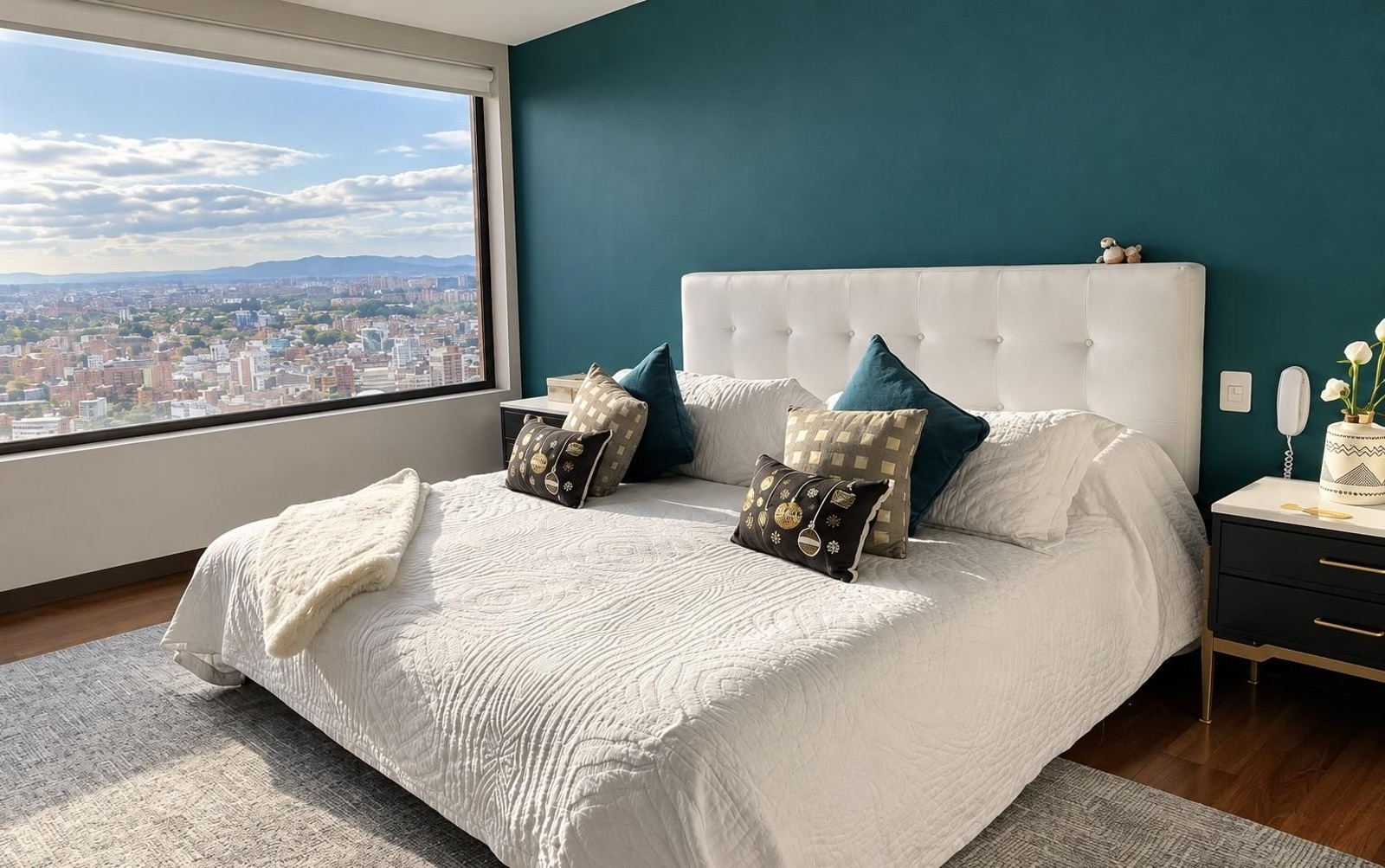 Dormitorio principal de un apartamento de lujo en Bogotá