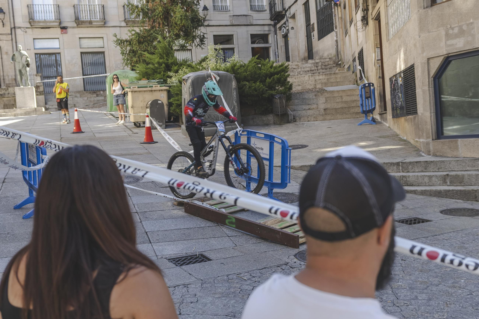 Los bikers, cuesta abajo, pero con frenos por el Casco Vello de Ourense