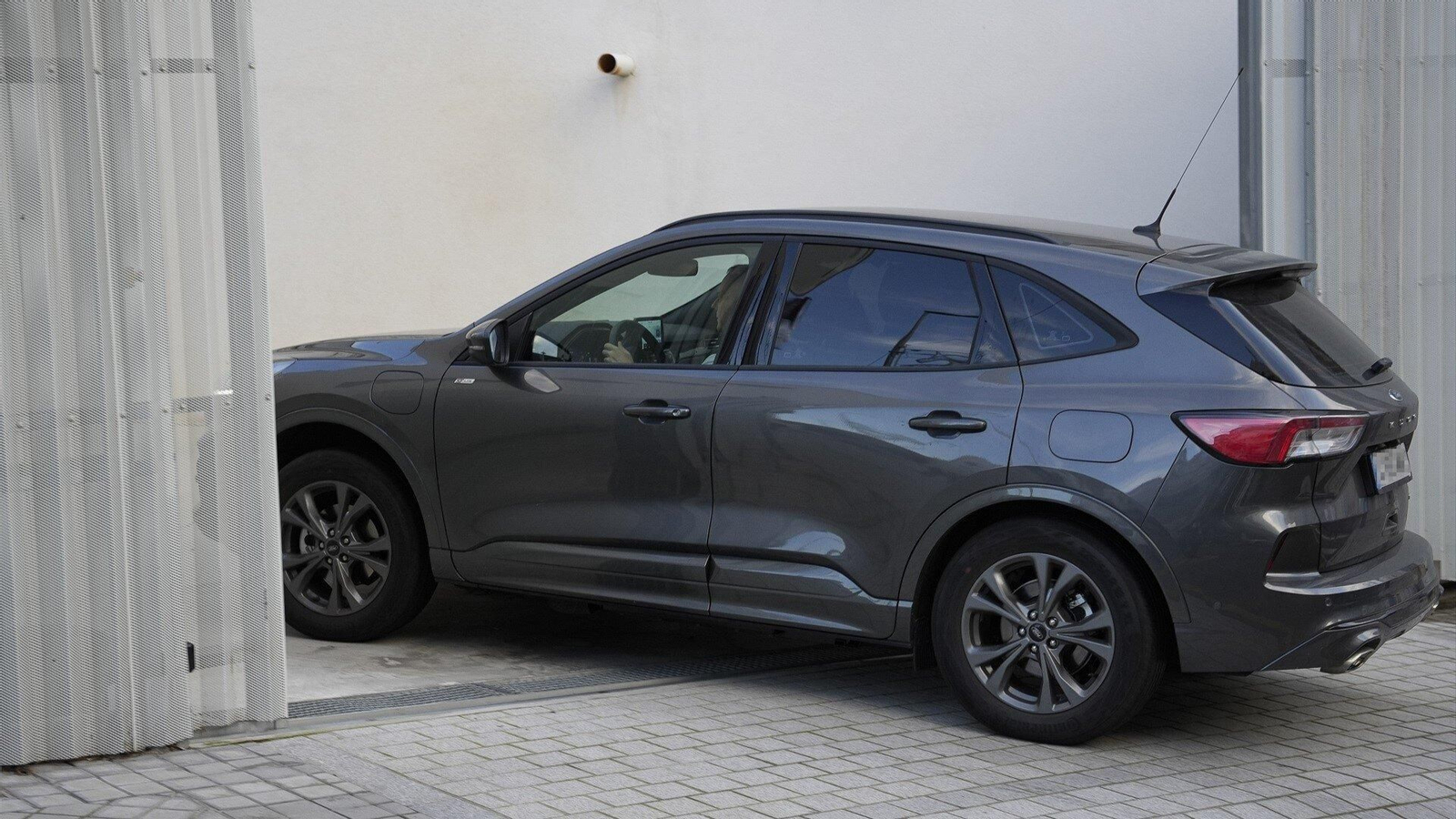 El detenido accede en un coche a la Ciudad de la Justicia de Vigo para comparecer ante el juez. // EP