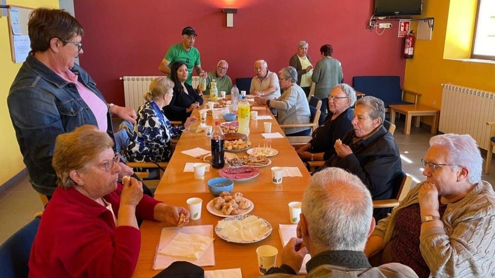 El Concello de Sandiás remató este mes de junio el taller que la Asociación Alzhéimer de Ourense (Afaor) y la Concejalía de Política Social y Participación Ciudadana del Concello de Sandiás, respectivamente, ejecutaron y patrocinaron para personas mayores con invalidez y/o con discapacidad cognitiva leve, de forma gratuita durante todo el año 2024.

El primer taller comenzó el 5 de abril y el último finalizó el pasado 14 de junio, con una duración de tres meses. Fueron 10 sesiones a lo largo del mes de abril, mayo y junio.

Participaron un total de 20 vecinos de los pueblos de Piñeira de Arcos, Arcos, Vilariño das Poldras, Lavandeira, Santana, Novaiño, Sandiás, Couso de Limia, As Pegas o Cardeita. Hubo una merienda de despedida y los participantes entregaron a Mayara Estevam, la monitora, un obsequio como muestra de agradecimiento por su dedicación.  Mayara también tuvo el detalle de entregar un obsequio personalizado a cada uno de los participantes, grabando la palabra que según ella define a cada uno.

Las sesiones duran una hora y media y se trabajó de forma individual y en equipo. Se trataba de poner el cerebro al máximo rendimiento y trabajar capacidades mentales como el cálculo, el razonamiento, la memoria y la atención para mejorarlas. Entre los tipos de actividades que se realizaron destacan la estimulación cognitiva, actividades psicomotrices, cálculo, razonamiento, percepción, atención, memoria e interactividad con dinámica de grupo, comunicación e interacción entre personas.

El Concello de Sandiás agradece a Afaor, y en particular a la monitora del taller, Mayara, por sus enseñanzas.