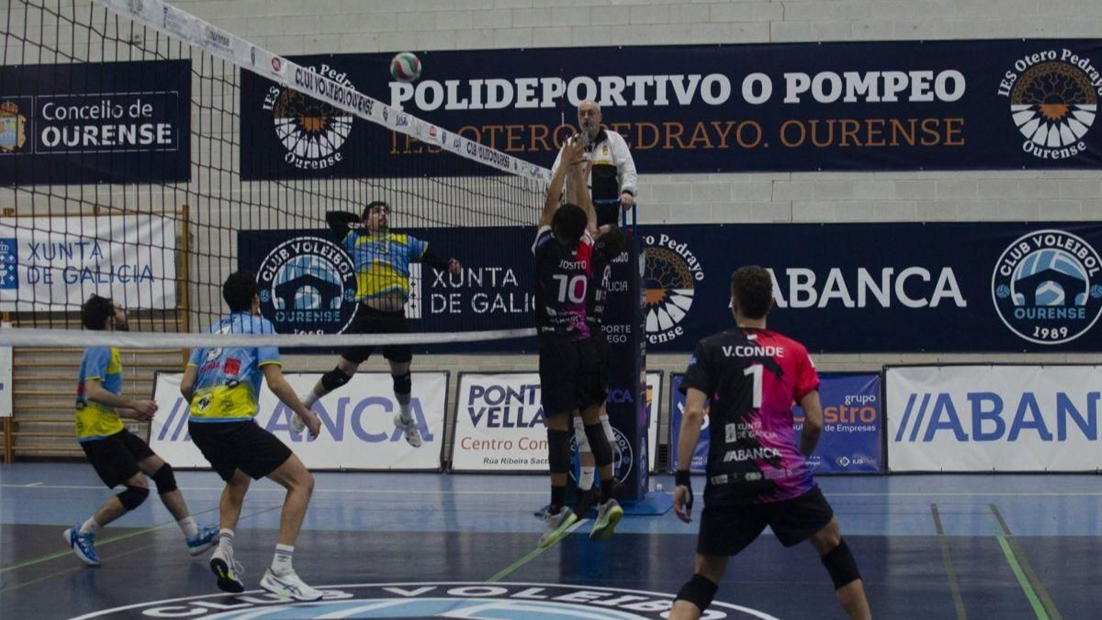 Los jugadores ourensanos, en una defensa durante el partido de ayer ante el Coslada.
