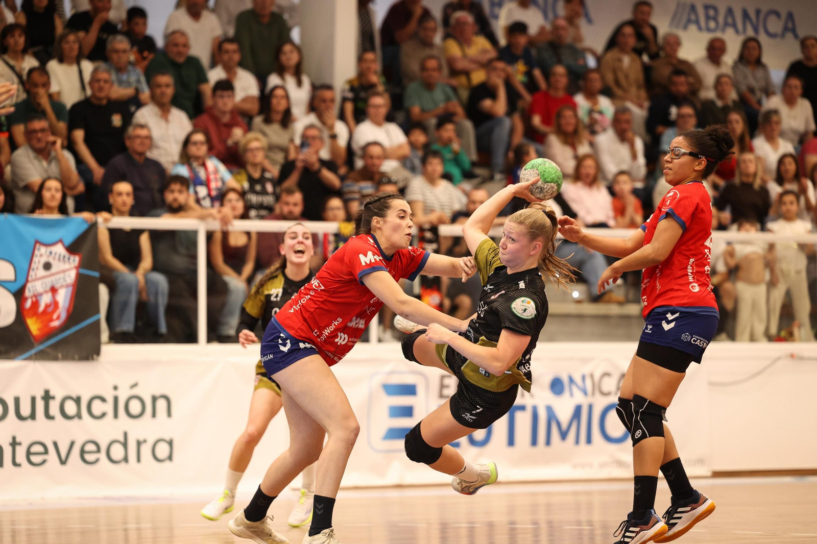 El 6.0 del Porriño, con capacidad para salir a Cacheda y Sancha cuando era preciso, fue su principal argumento en muchos momentos del partido.