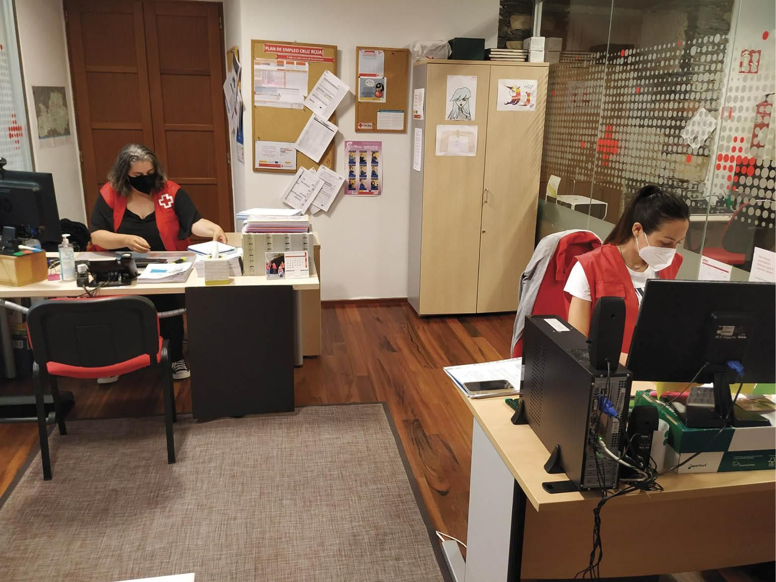 Trini Santos y Noelia Mayo, en la sede valdeorresa de Cruz Roja. (J.C.)