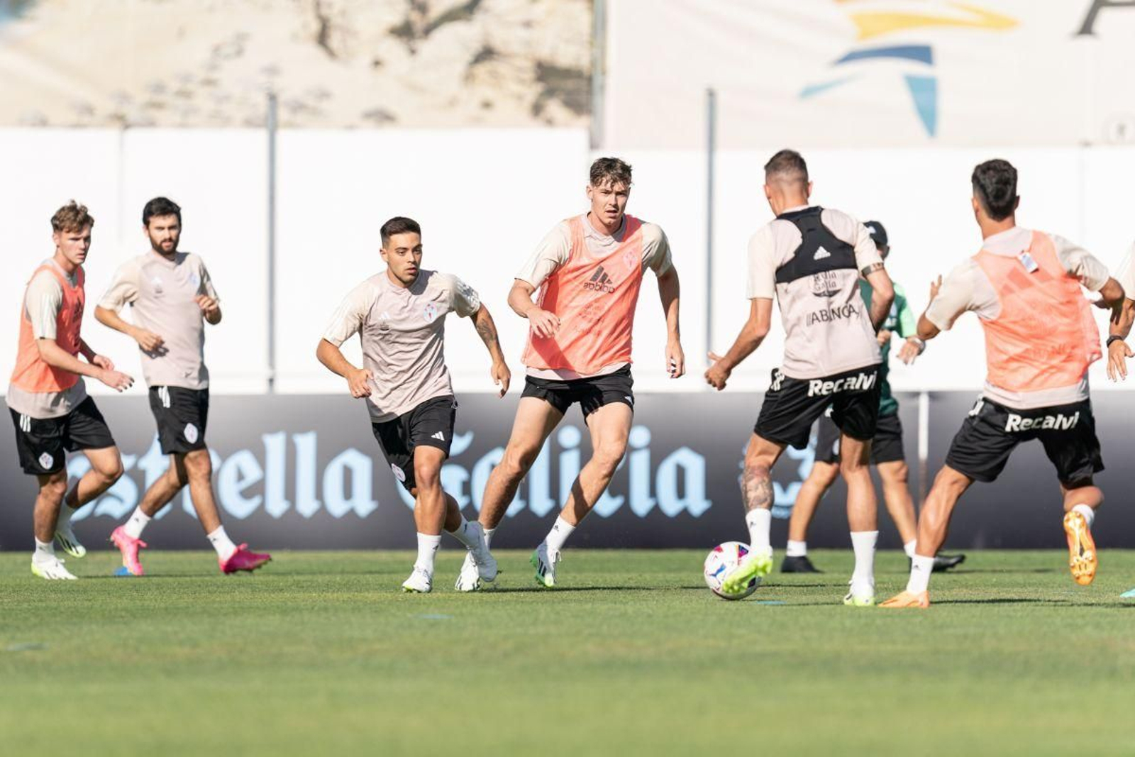 La plantilla del Celta entrenó ayer en el Estadio Municipal de Albufeira, en el Algarve, para preparar el amistoso de esta noche.