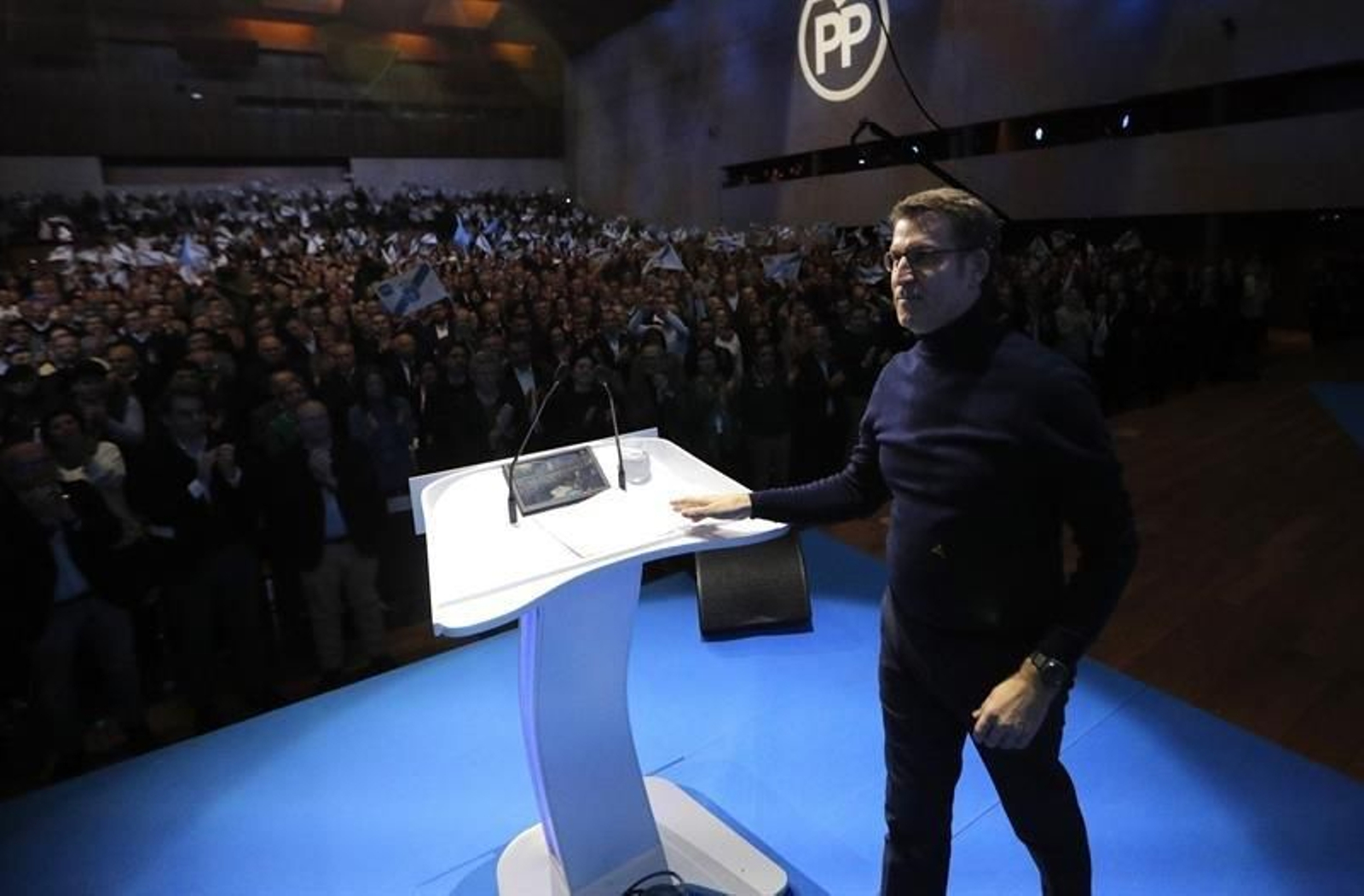 El presidente de la Xunta, Alberto Núñez Feijóo, saluda al comienzo de la presentación de candidatos locales de toda Galicia