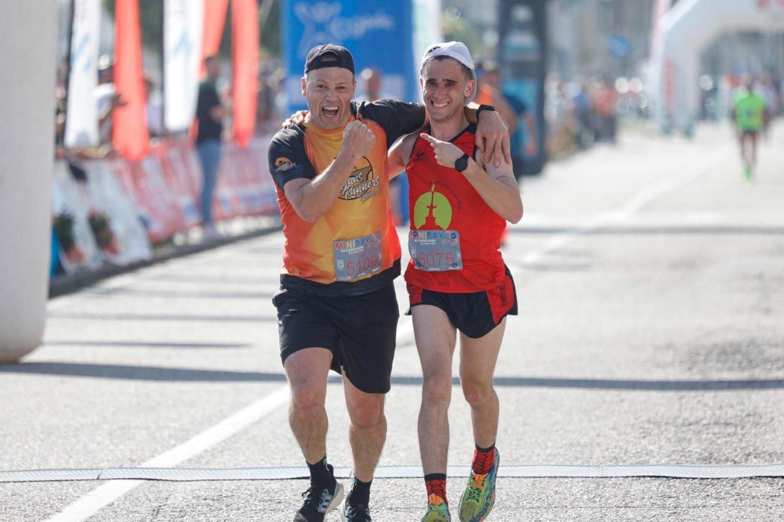 Llegada a la meta de los participantes en la Vig-Bay 2024.