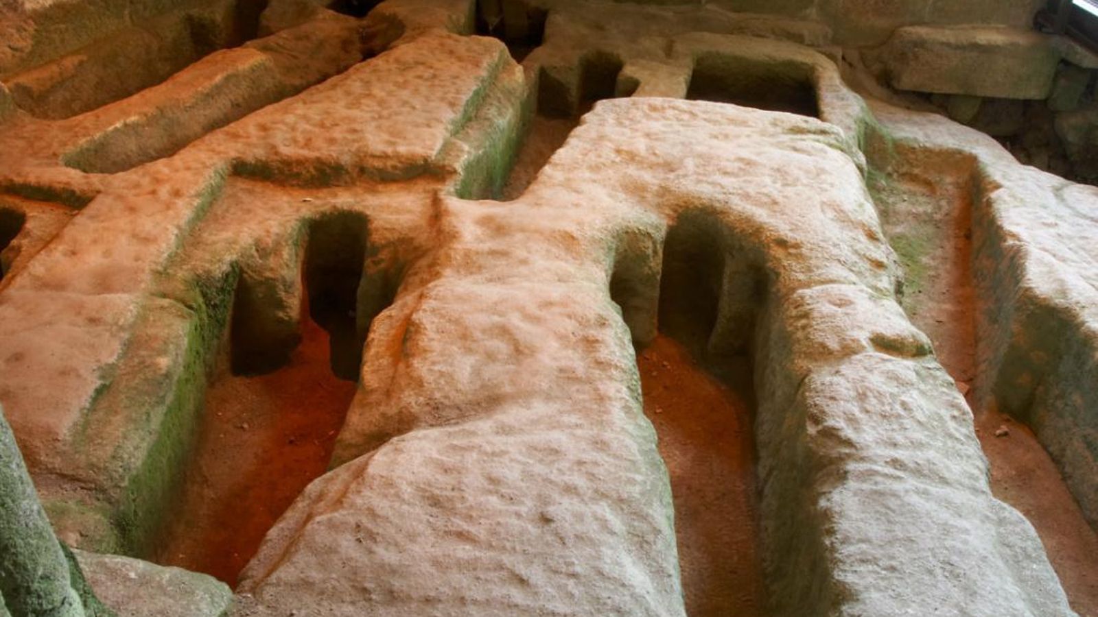 Tumbas en San Pedro de Rocas