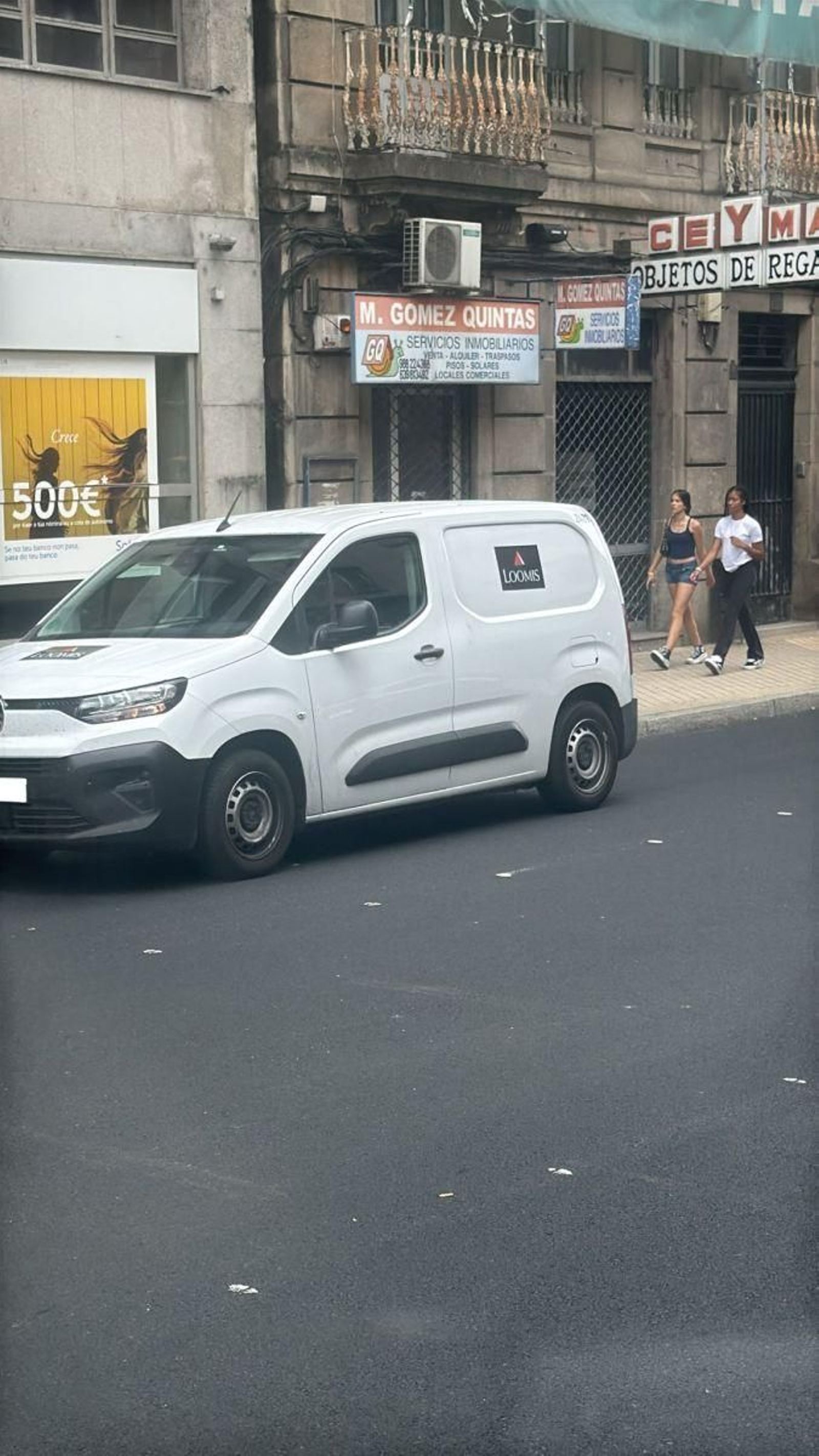 Furgoneta estacionada en la parada del autobús en la calle Progreso
