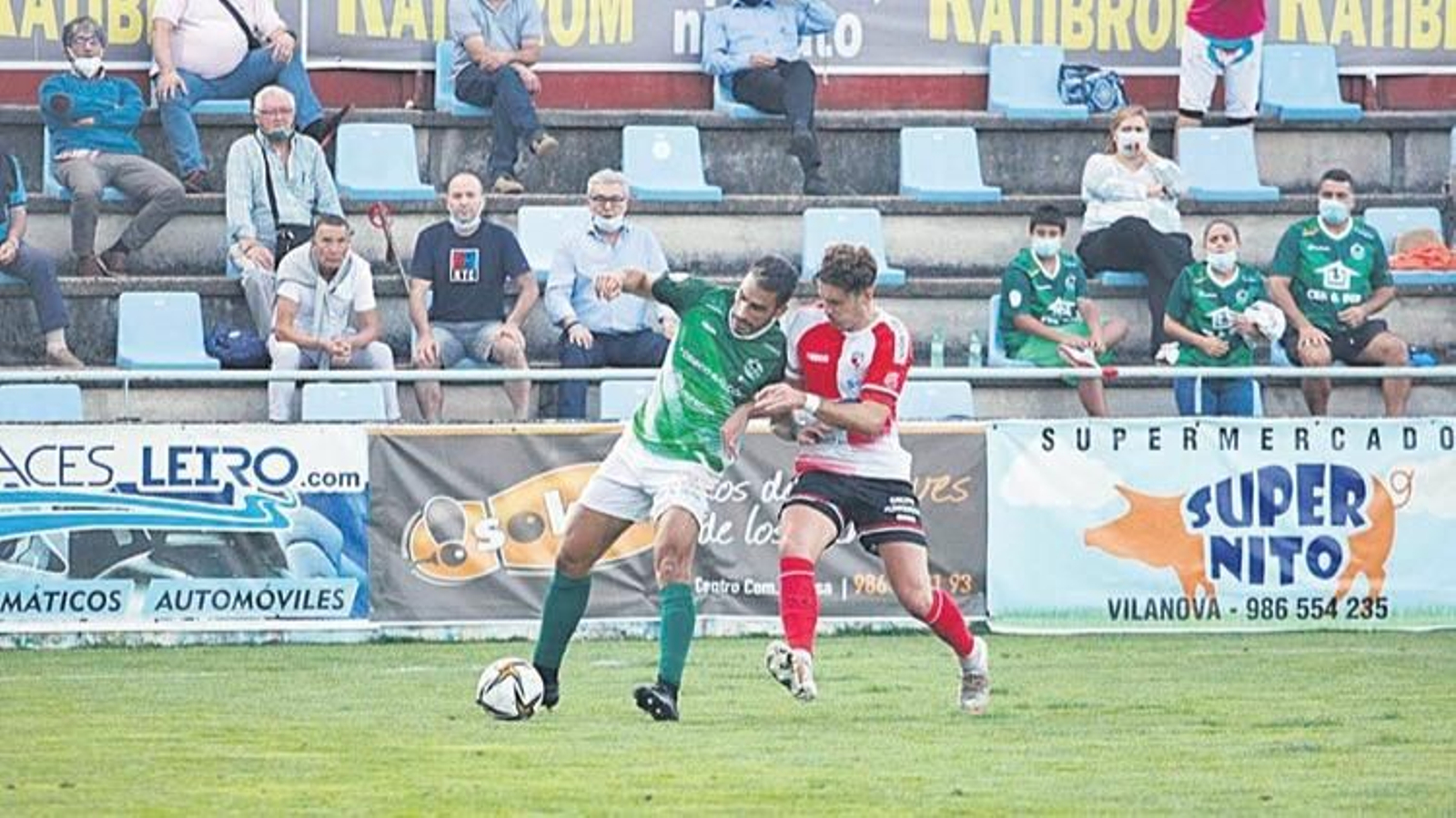El defensa del Arenteiro Daniel Portela protege el balón ante un jugador del Arosa (DIARIO DE AROUSA)