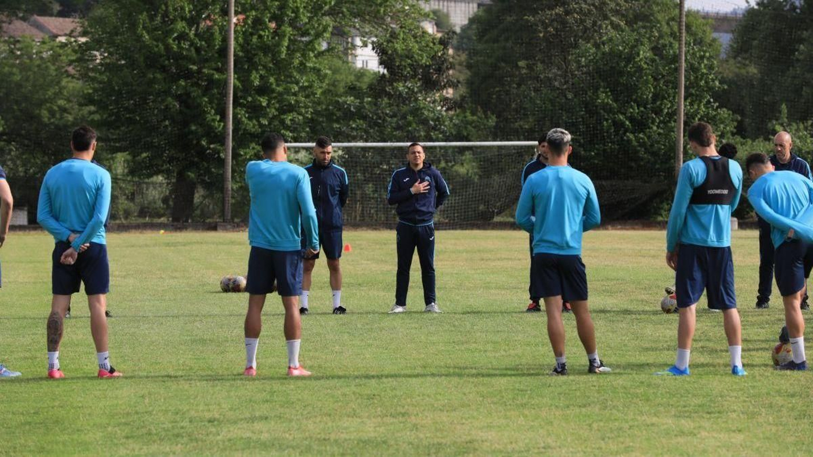 Dani Llácer se dirige a sus jugadores durante un entrenamiento.