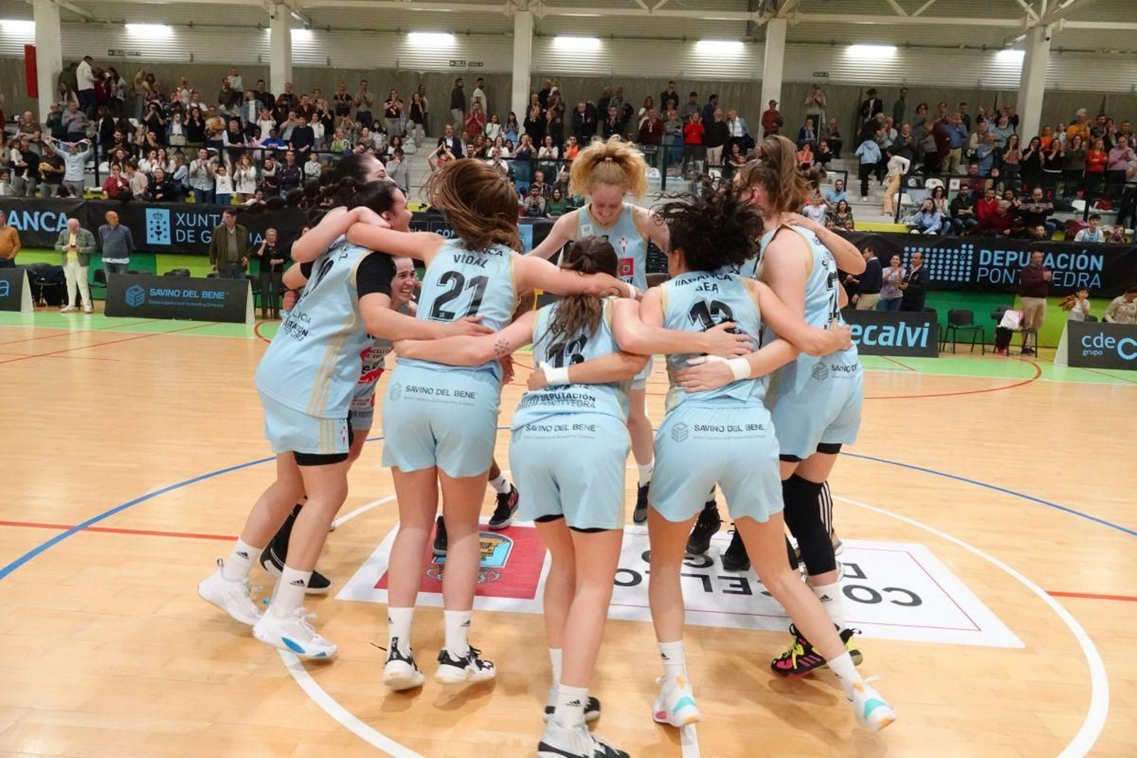 Las jugadoras del Celta Zorka Recalvi celebran su victoria en un pabellón de Navia que rozó el lleno.