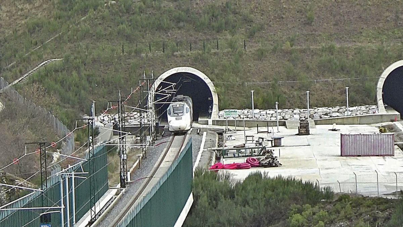 Túnel de A Canda. Se observa la distancia entre el tren y el pasillo de evacuación.