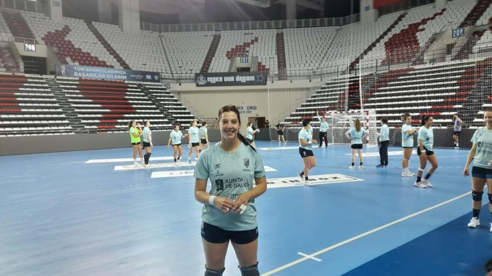La pivote catalana sonríe durante el entrenamiento de ayer del Guardés en el escenario de la final.
