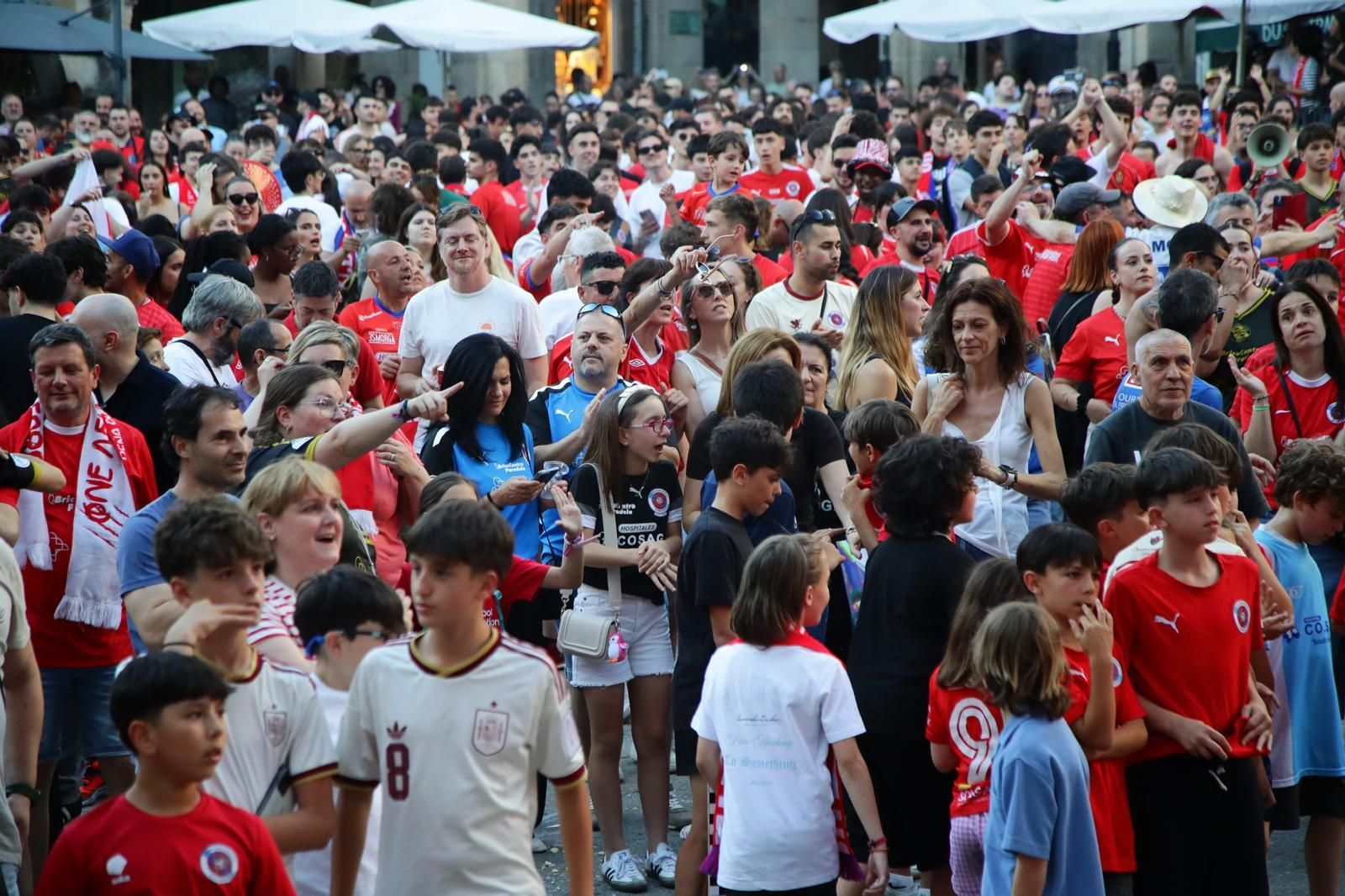 Galería | La afición de la UD Ourense sale a las calle de Ourense para disfrutar del ascenso a Primera Federación, en fotos
