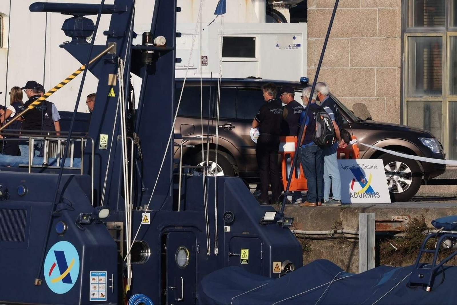 Despliegue policial en el puerto de Vigo ante la llegada del velero con droga.