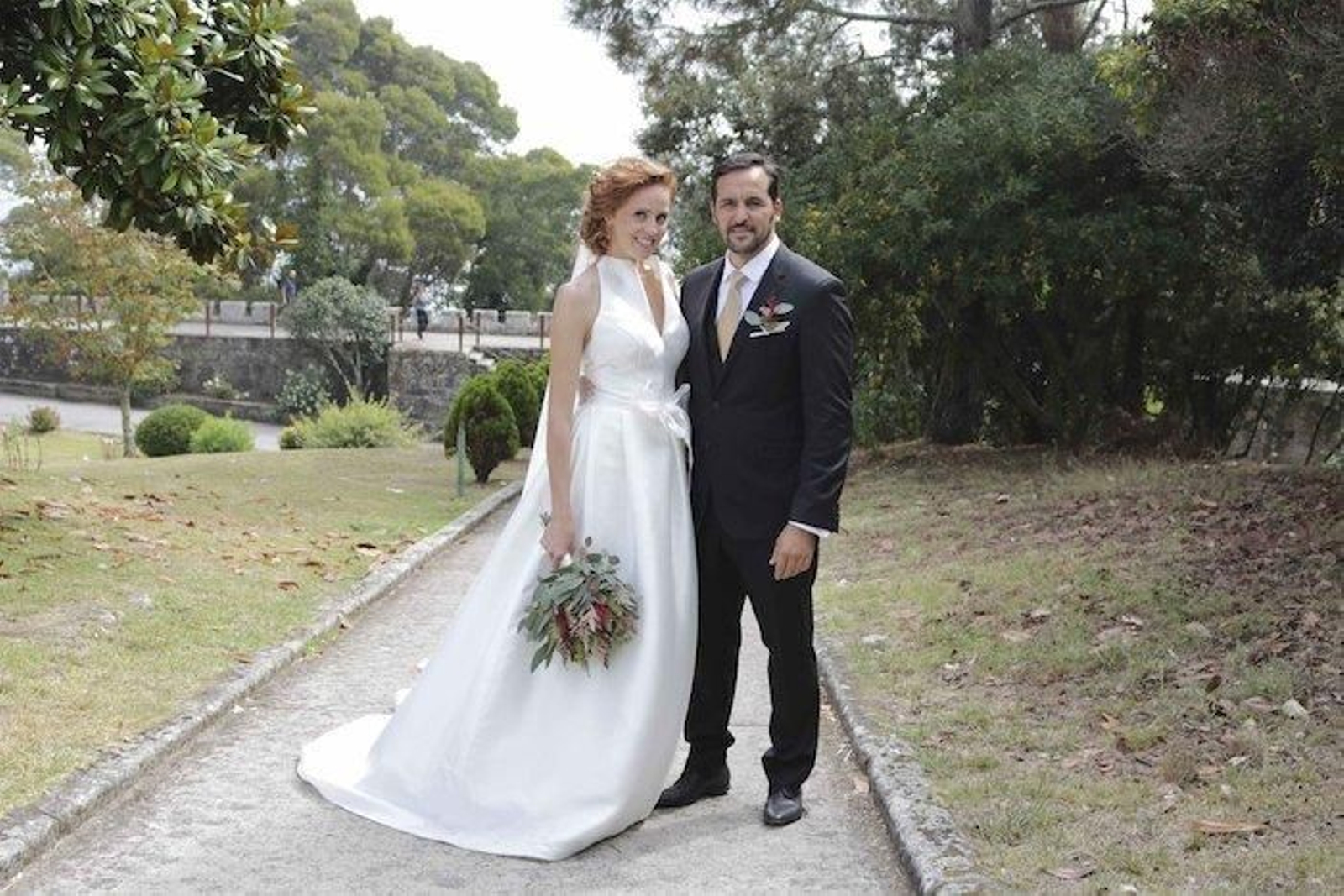 Los novios posaron para los fotógrafos en el Parador de Baiona, donde fue la celebración.
